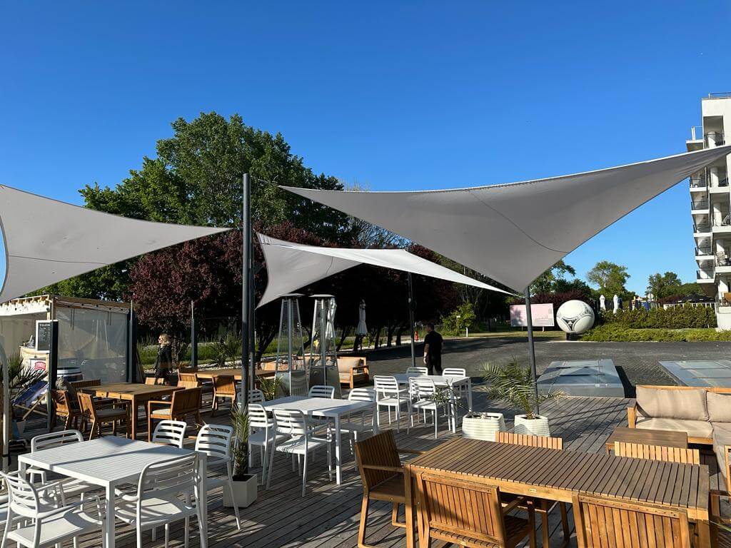 Cafés, bars et campings