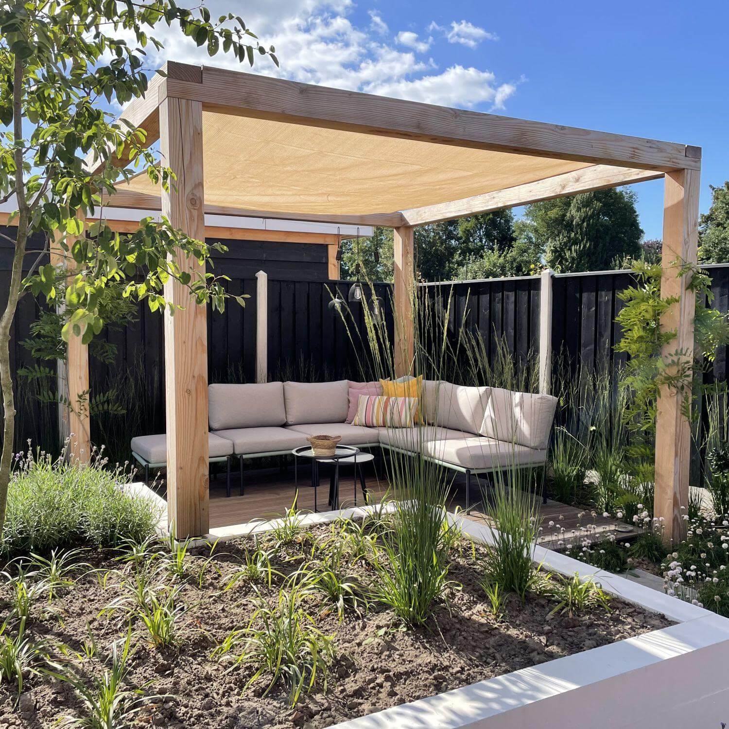 Angle d’une voile d’ombrage fixé à une pergola