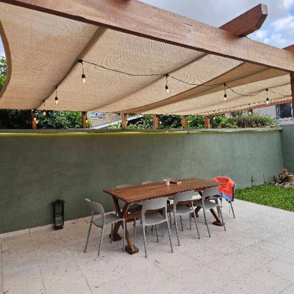 Voile d’ombrage Coolaroo au-dessus d’une terrasse et d’un jardin