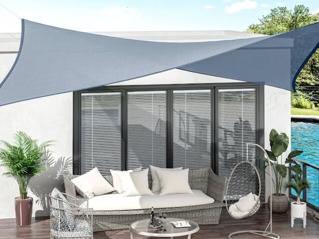 Voiles carrées Coolaroo pour terrasses, jardins et espaces collectifs